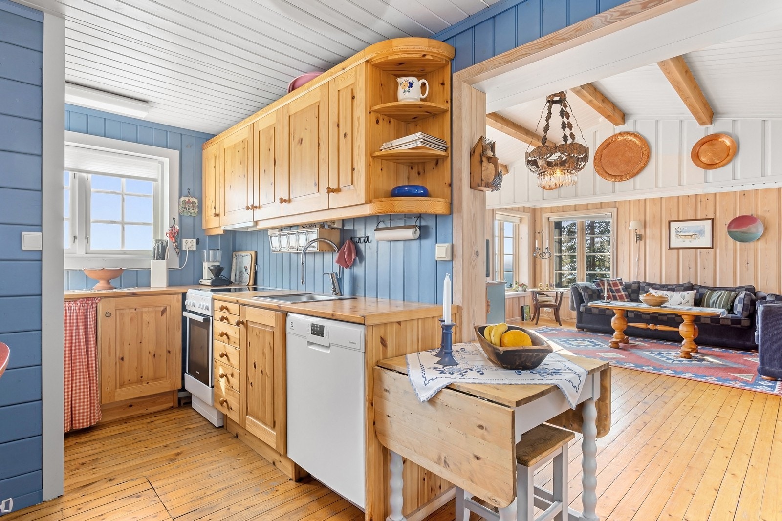 Kjøkkenet er innredet med profilerte furufronter og heltre benkeplate. Galleribilde