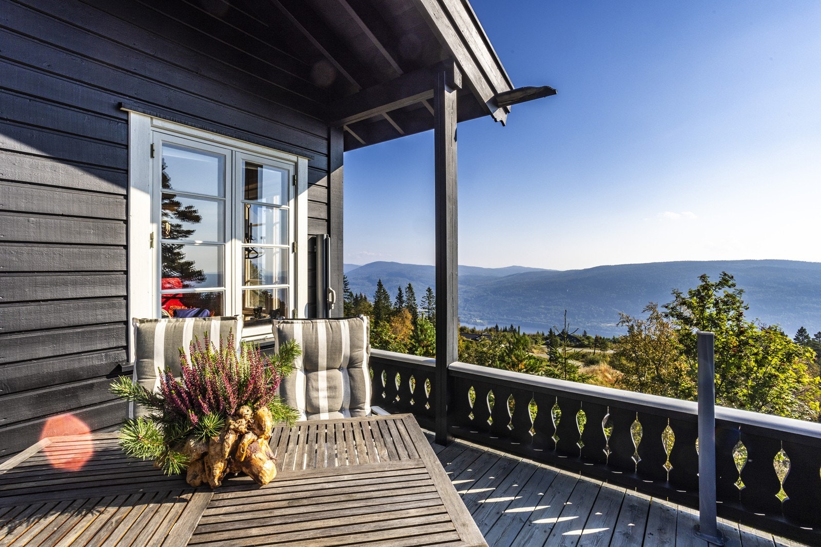 På terrassen er det også montert en uttrekkbar levegg om man ønsker å sitte skjermet. Galleribilde