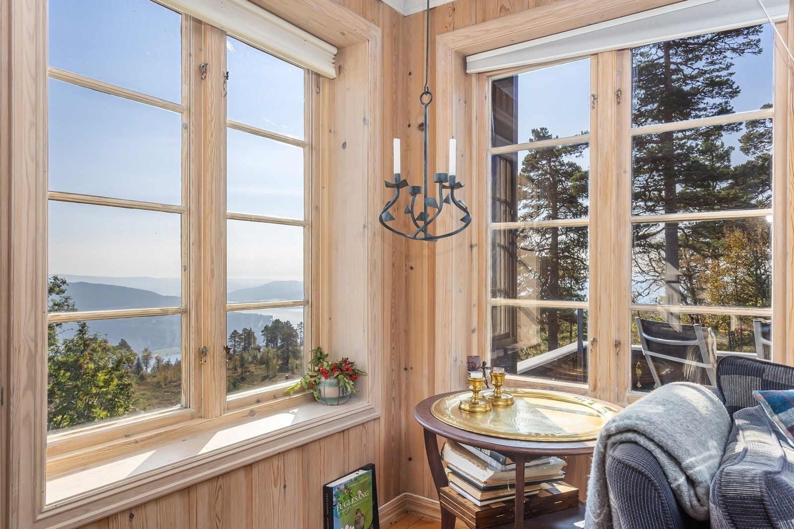 Fra stuevinduene har man en vidstrakt utsikt over omkringliggende fjellområder. Galleribilde