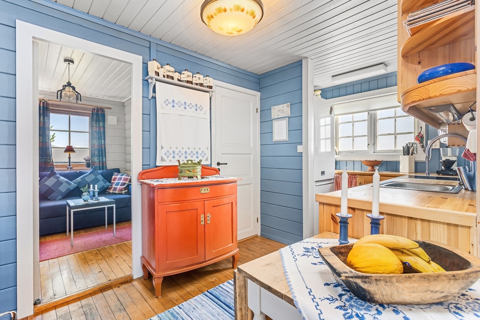 Rommet er malt i en lekker og tradisjonell blåfarge. Galleribilde