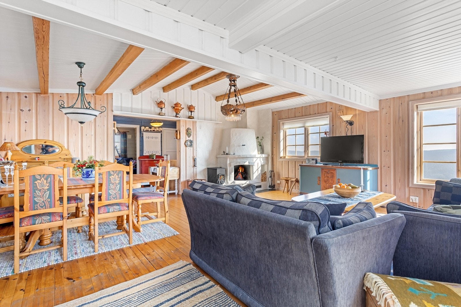 I stuen er det også en åpen peis, perfekt på kalde dager. Galleribilde