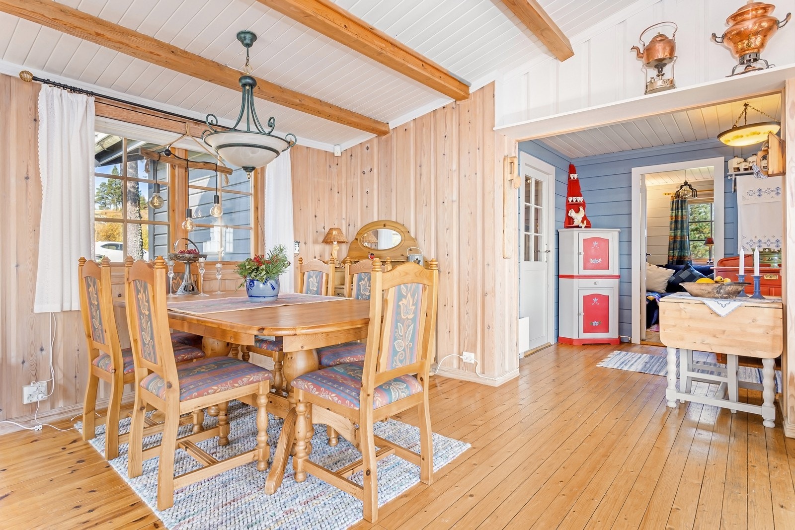 I nærhet til kjøkken er det plass til et stort spisebord. Galleribilde