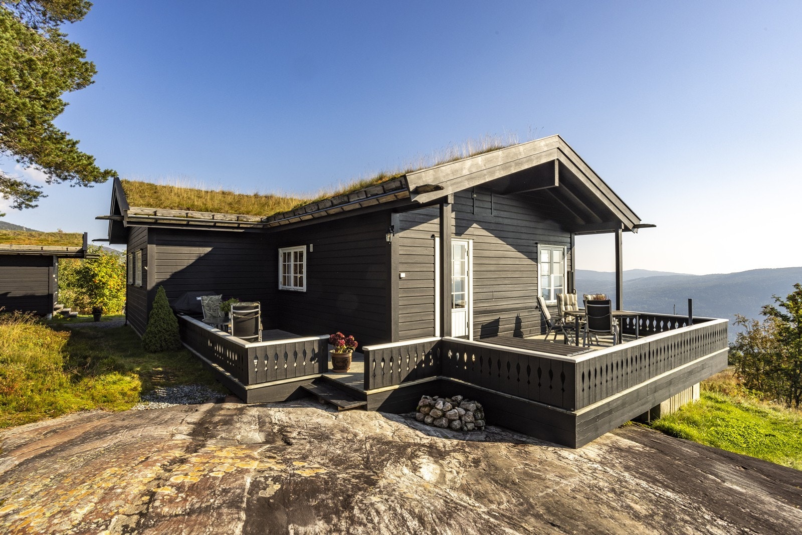 Eiendommen ligger skrående terreng med fjell og naturtomt. Galleribilde