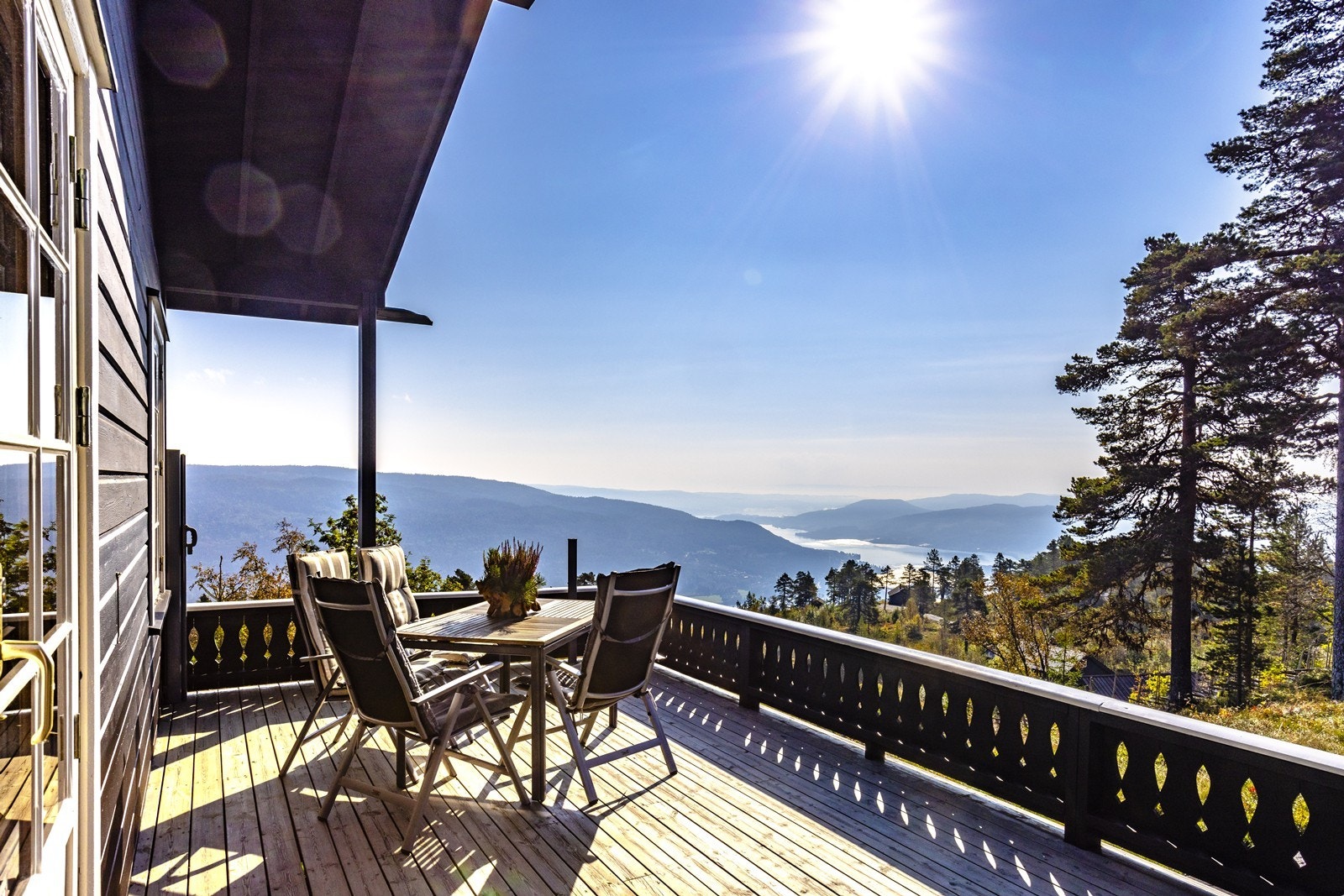 Hytta har en flott beliggenhet med gode solforhold og fantastisk utsikt. Galleribilde