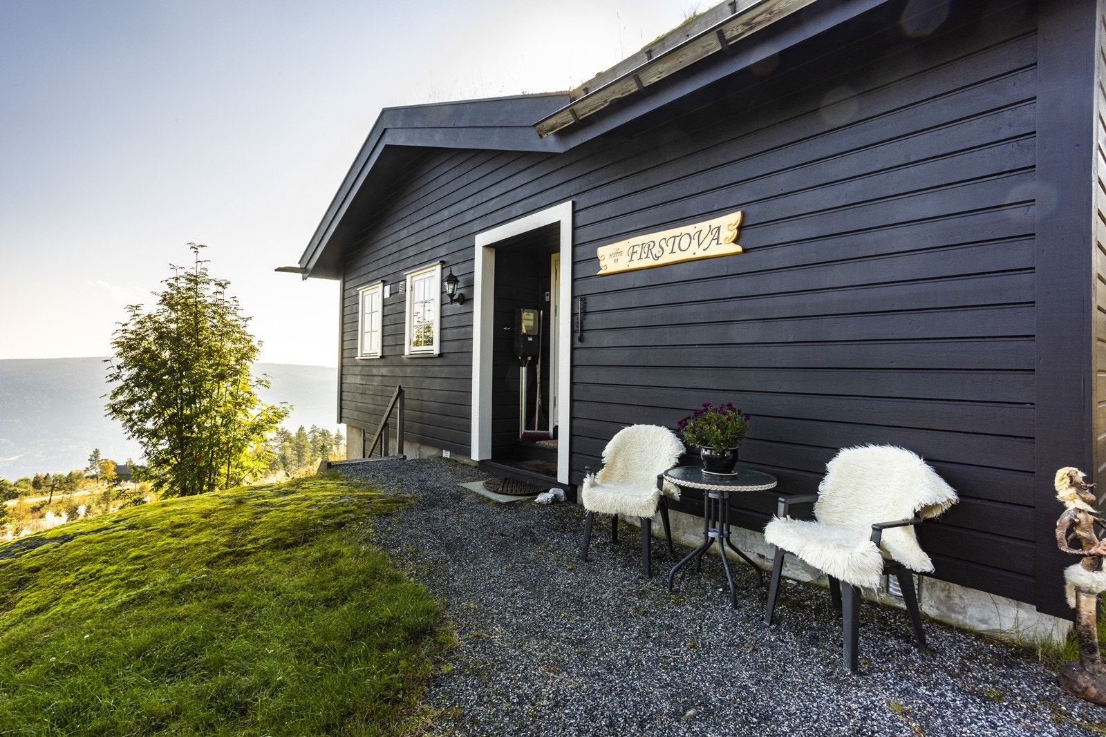 Hytta har et hyggelig overbygget inngangsparti. Galleribilde