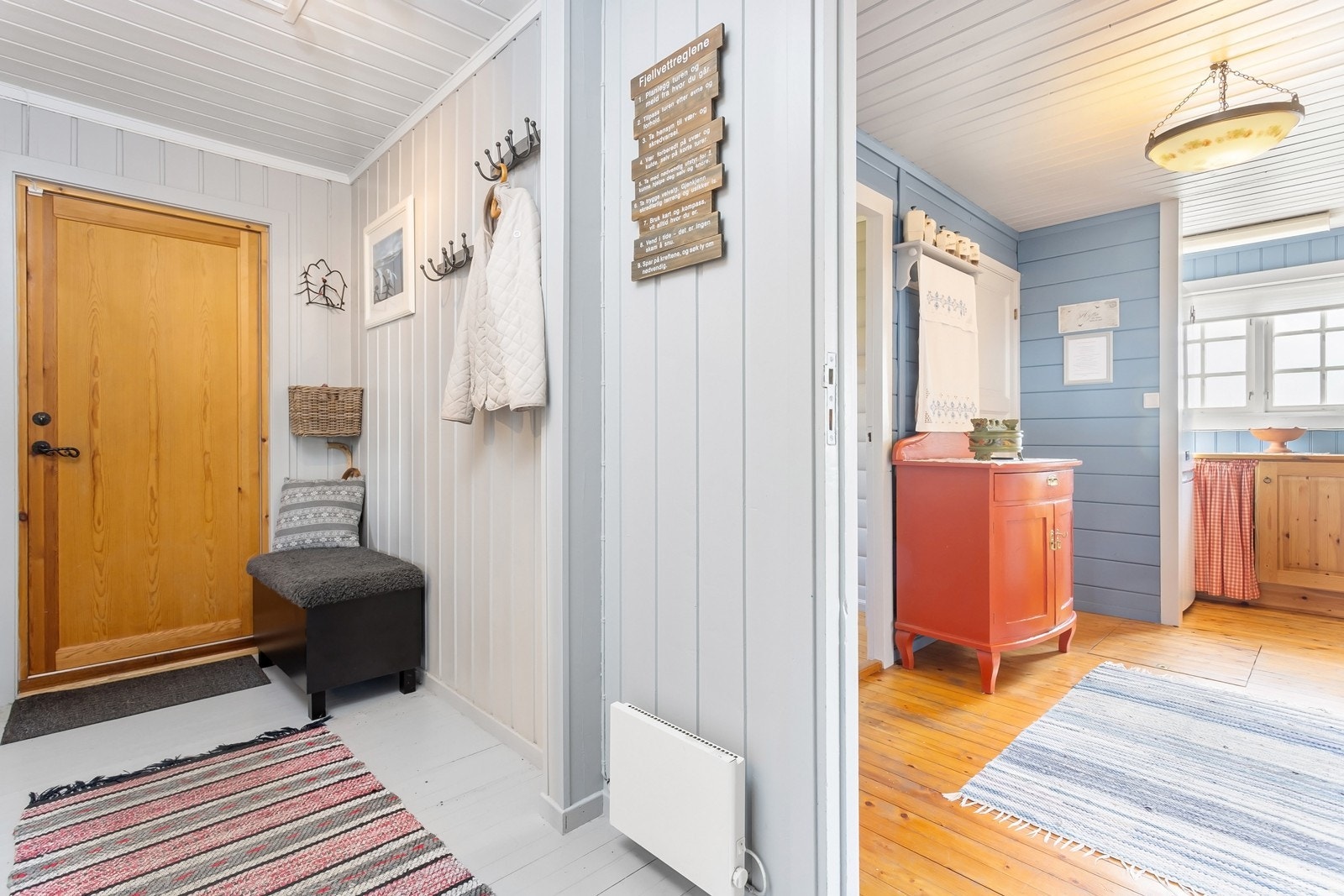 Gangen er malt i lyse farger og har plass til å henge fra seg yttertøy. Galleribilde