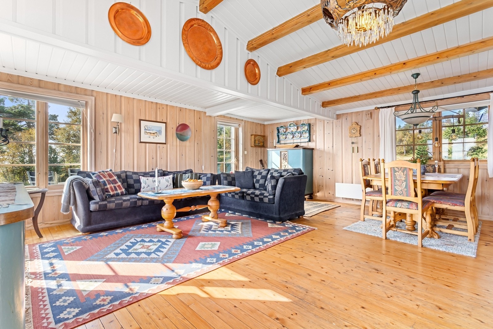 Deler av stuen har ekstra mønehøyde, noe som tilfører en god og åpen romfølelse. Galleribilde