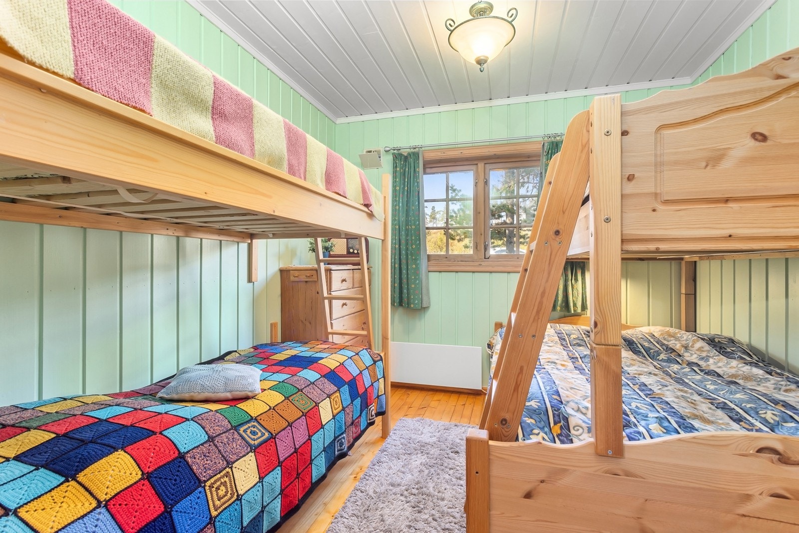 Et av soverommene er utstyrt med to køyesenger som gir soveplasser til fem personer. Galleribilde