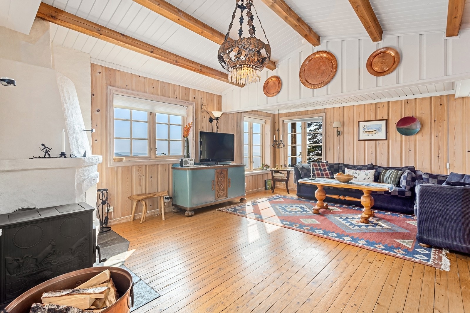 Rommet oppleves som meget lyst og luftig med lysmalt tak og gode vindusflater. Galleribilde