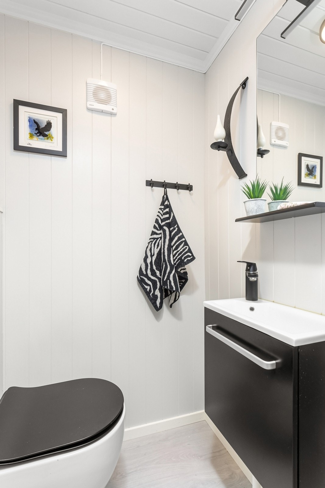 Toalettrommet er innredet med innredning med servant og vegghengt toalett. Rommet har også varmefolie i gulv. Galleribilde