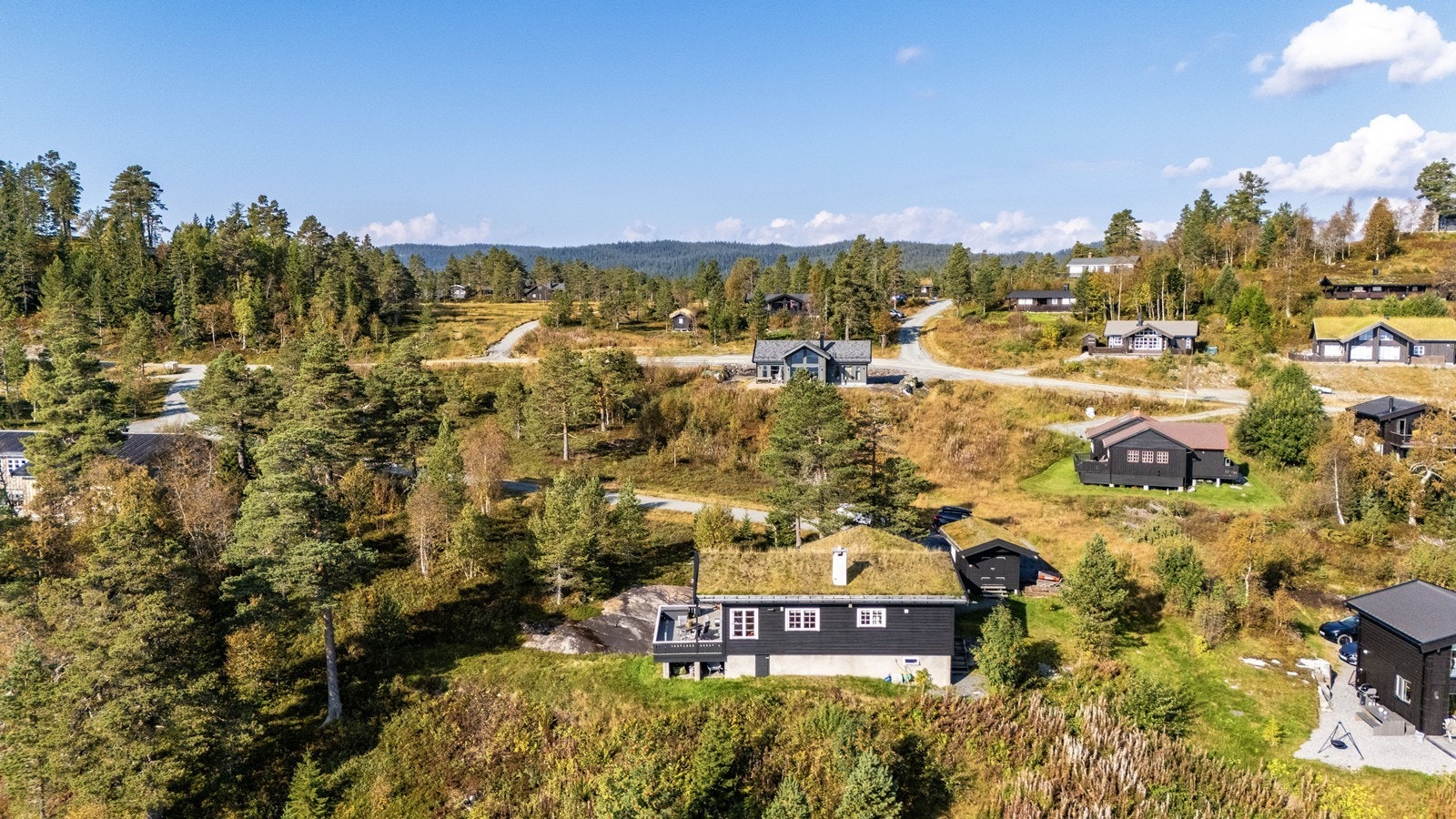 Sjarmerende hytte i naturskjønne omgivelser ca. 611 moh. Hytta ligger i enden av blindvei og parkeringsmulighet for flere biler Galleribilde