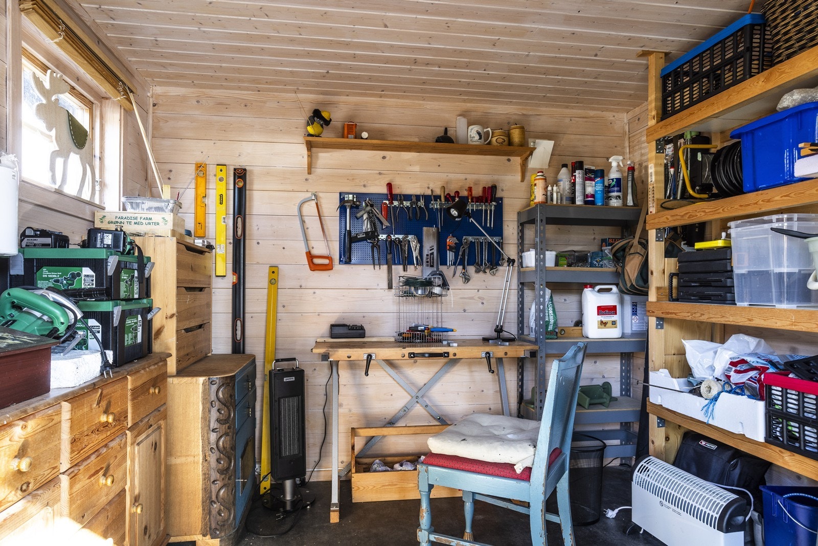 I tillegg er det et frittstående uthus som inkluderer både verksted og bod, noe som gir praktisk lagringsplass og arbeidsmuligheter. Galleribilde