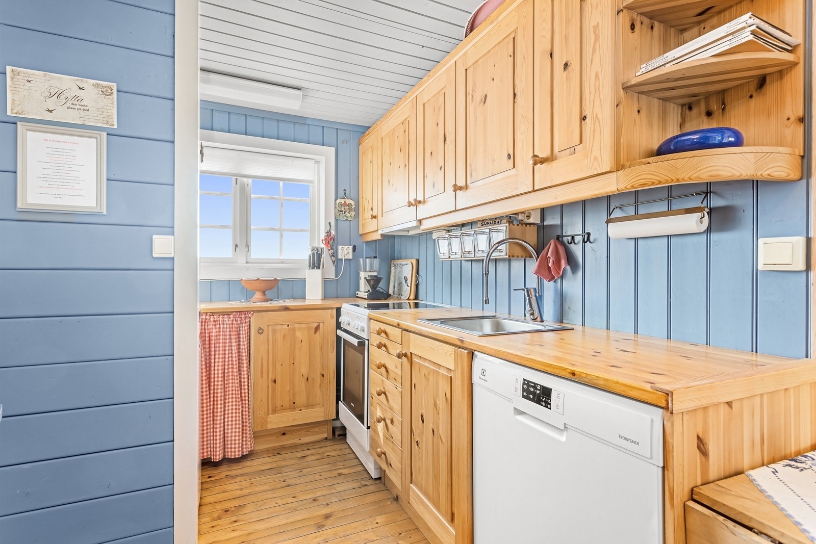 Det er også avsatt plass til hvitevarer som komfyr og oppvaskmaskin. Galleribilde