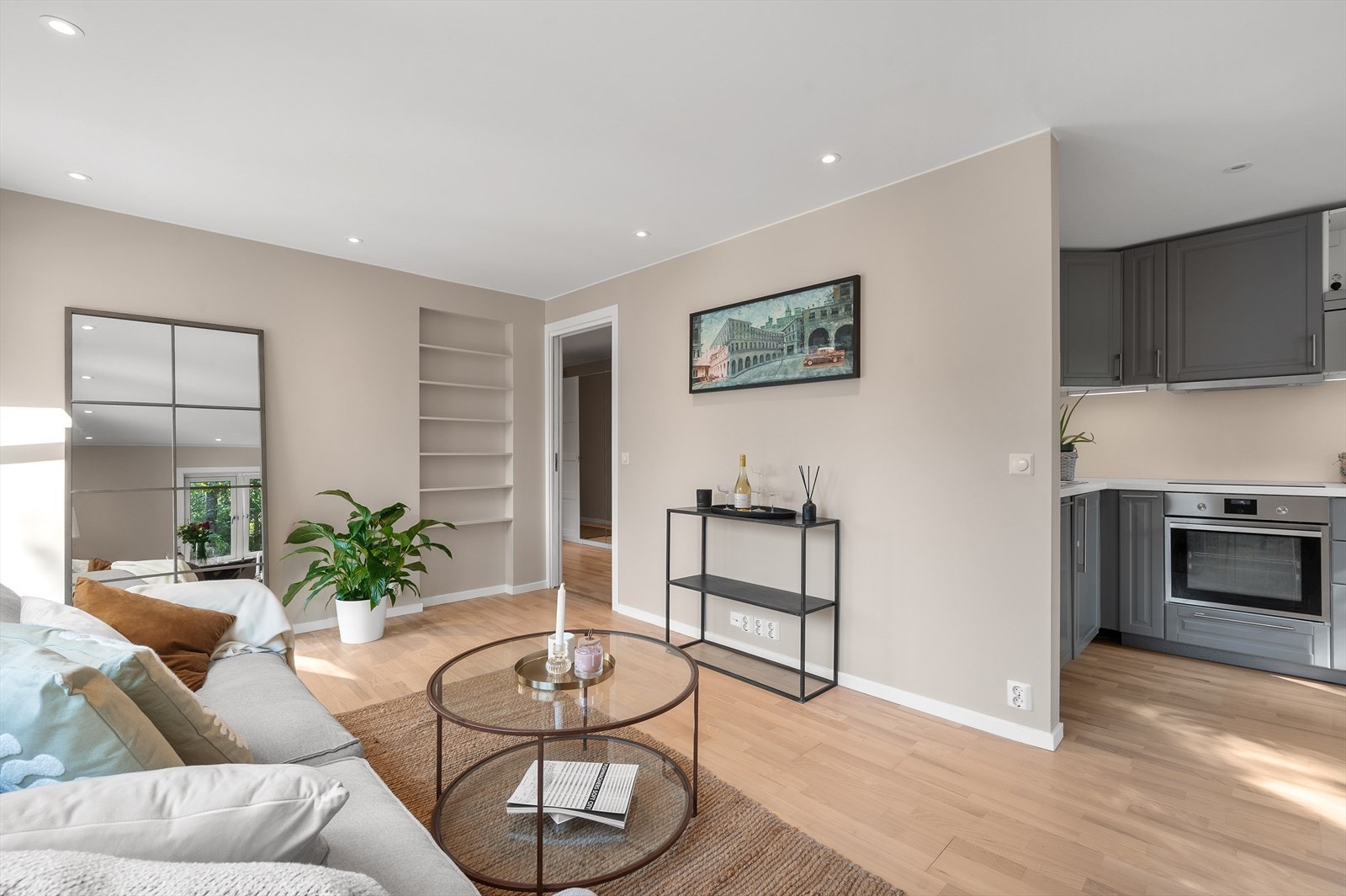 Åpen stue med direkte tilgang til kjøkken. Galleribilde