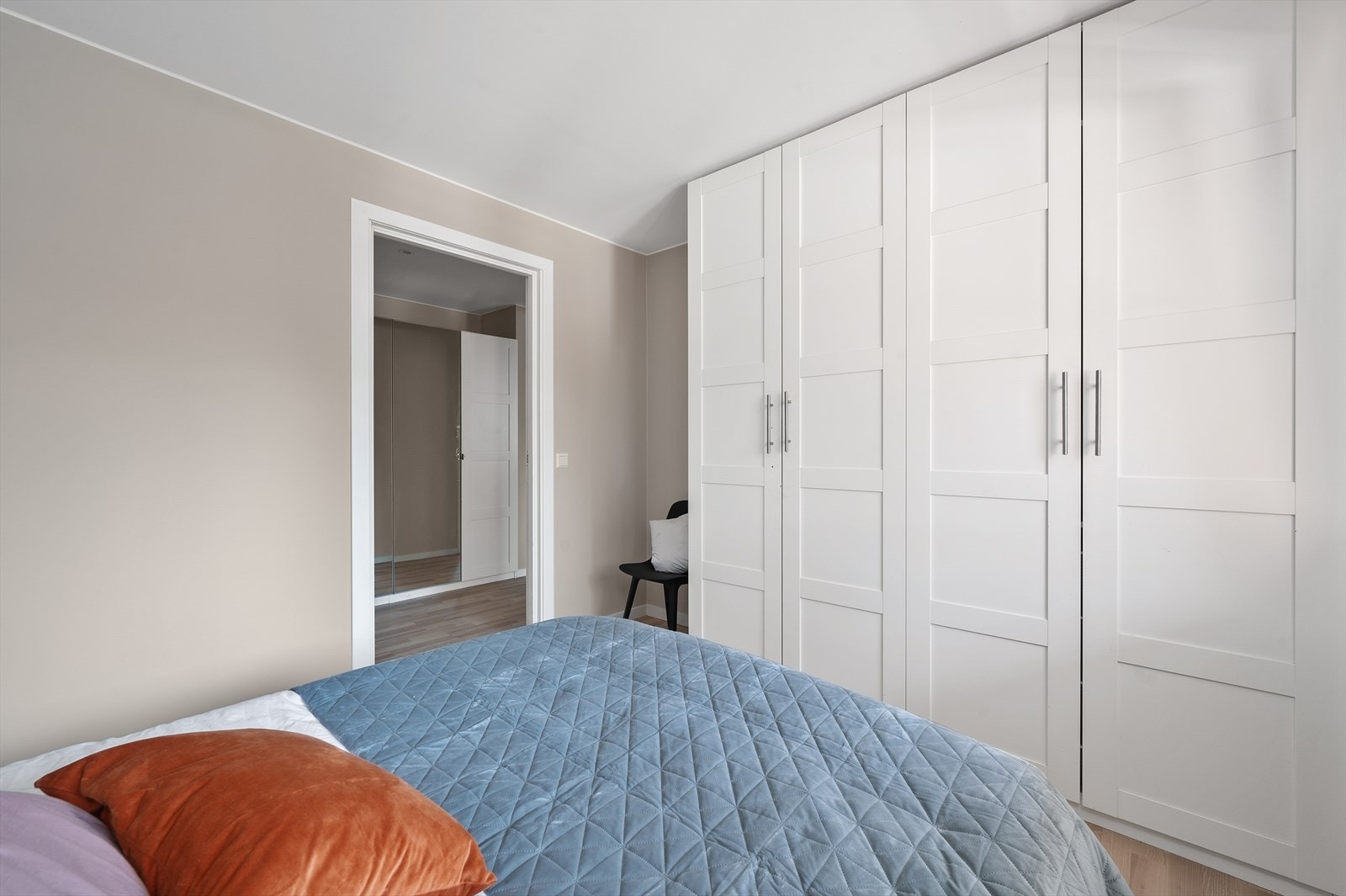 Soverom med stor garderobe. Galleribilde