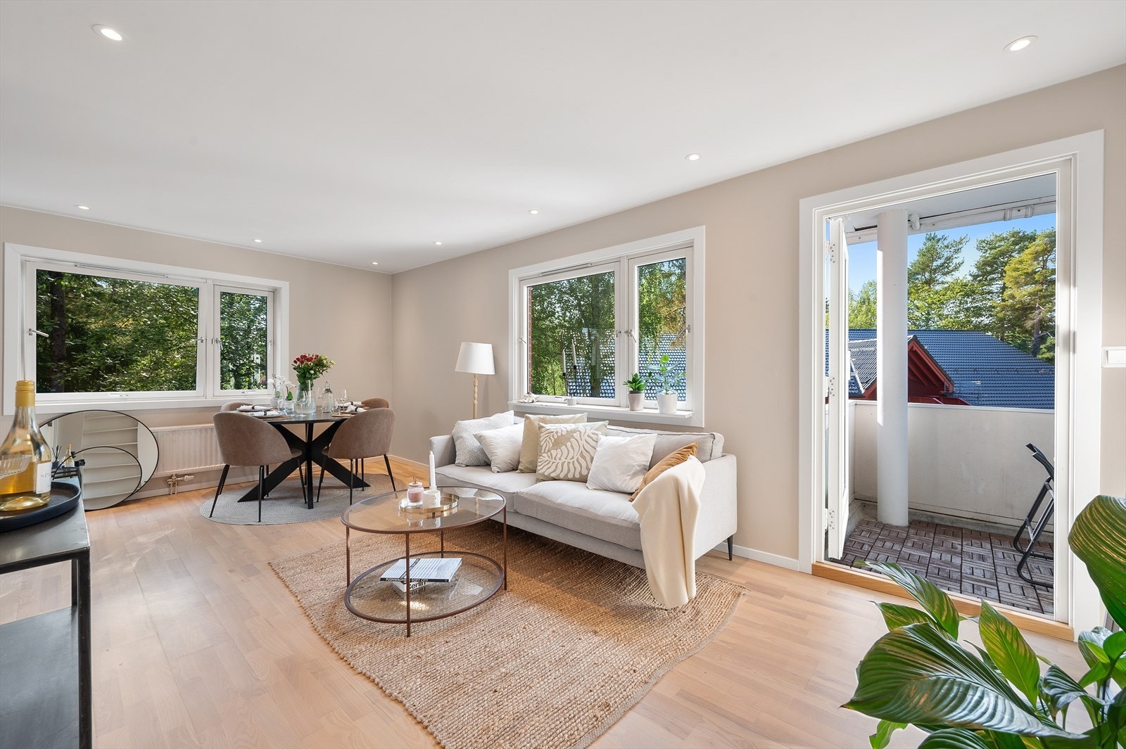 Lys stue med direkte utgang til balkong. Galleribilde