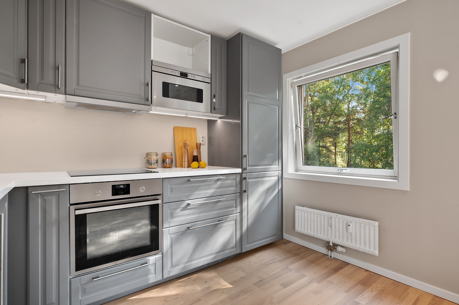 Kjøkken med integrerte hvitevarer og god skapplass. Galleribilde