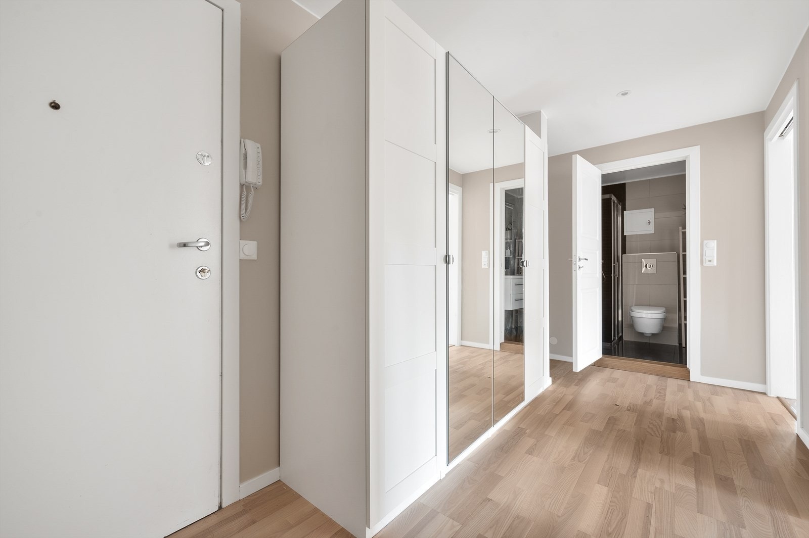 Lys entre med adgang til bad og soverom. Galleribilde