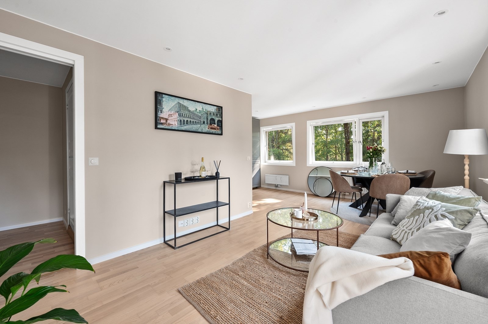 Stue med god plass til møblering. Galleribilde