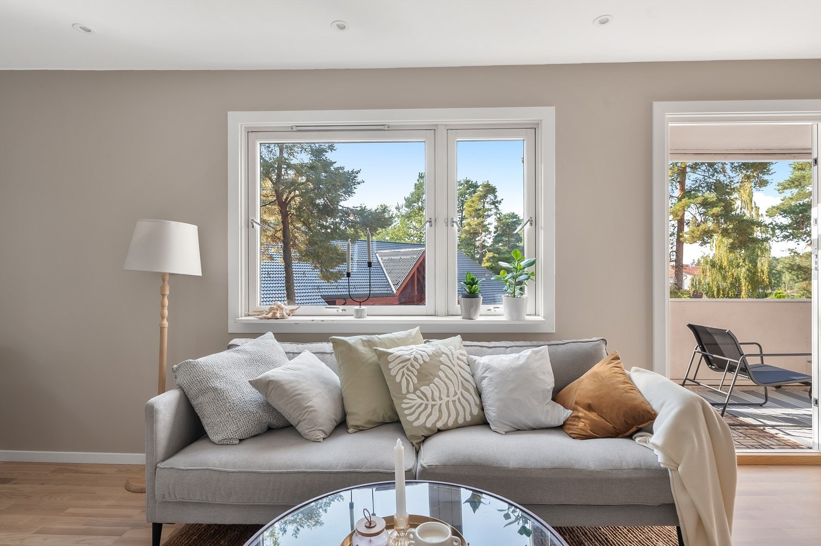 Komfortabel stue med utgang til balkong. Galleribilde