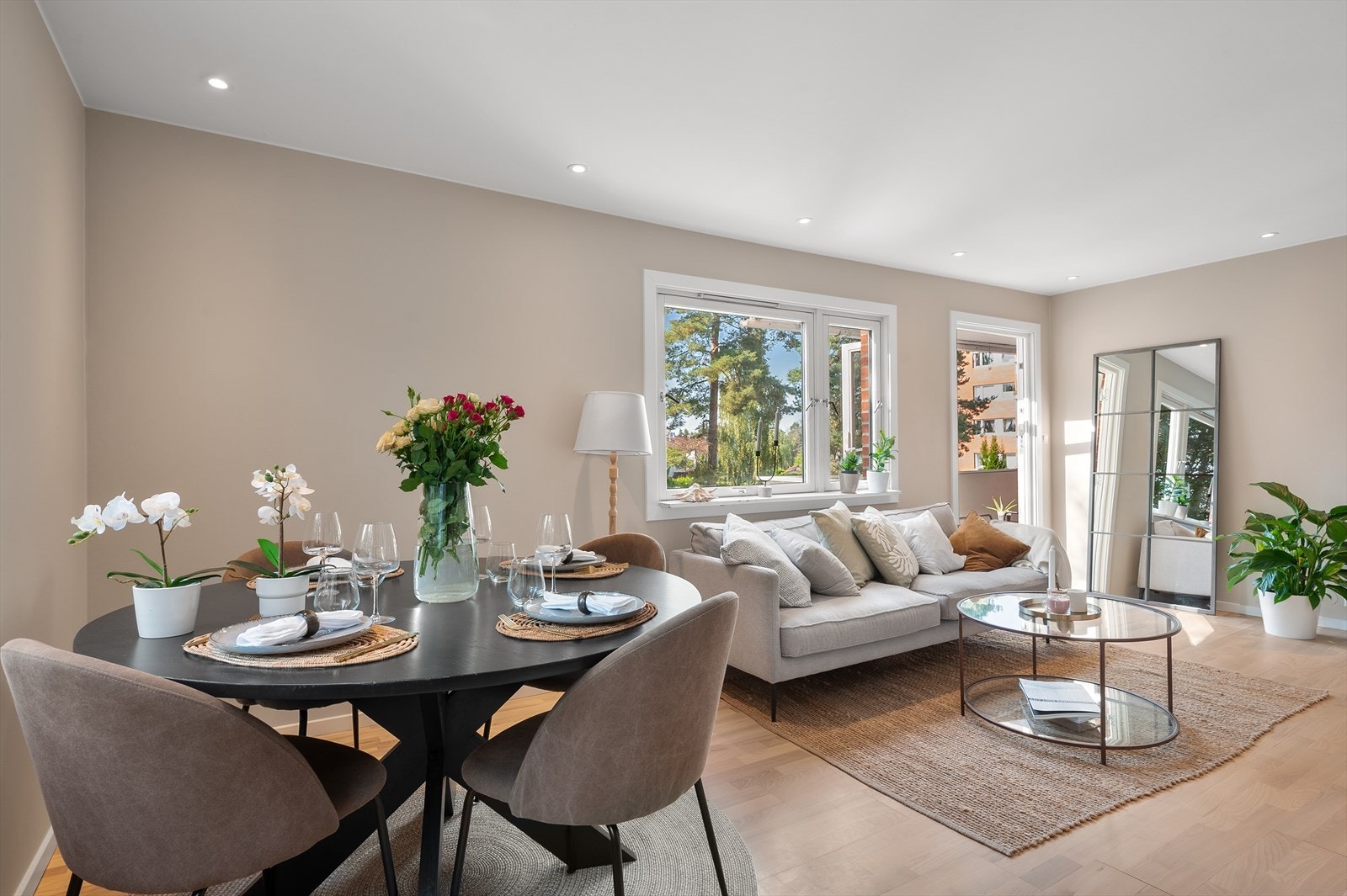 Lys stue med plass til spisebord og sofa. Galleribilde