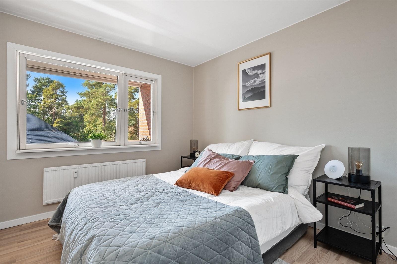 Soverom med plass til dobbeltseng og nattbord. Galleribilde