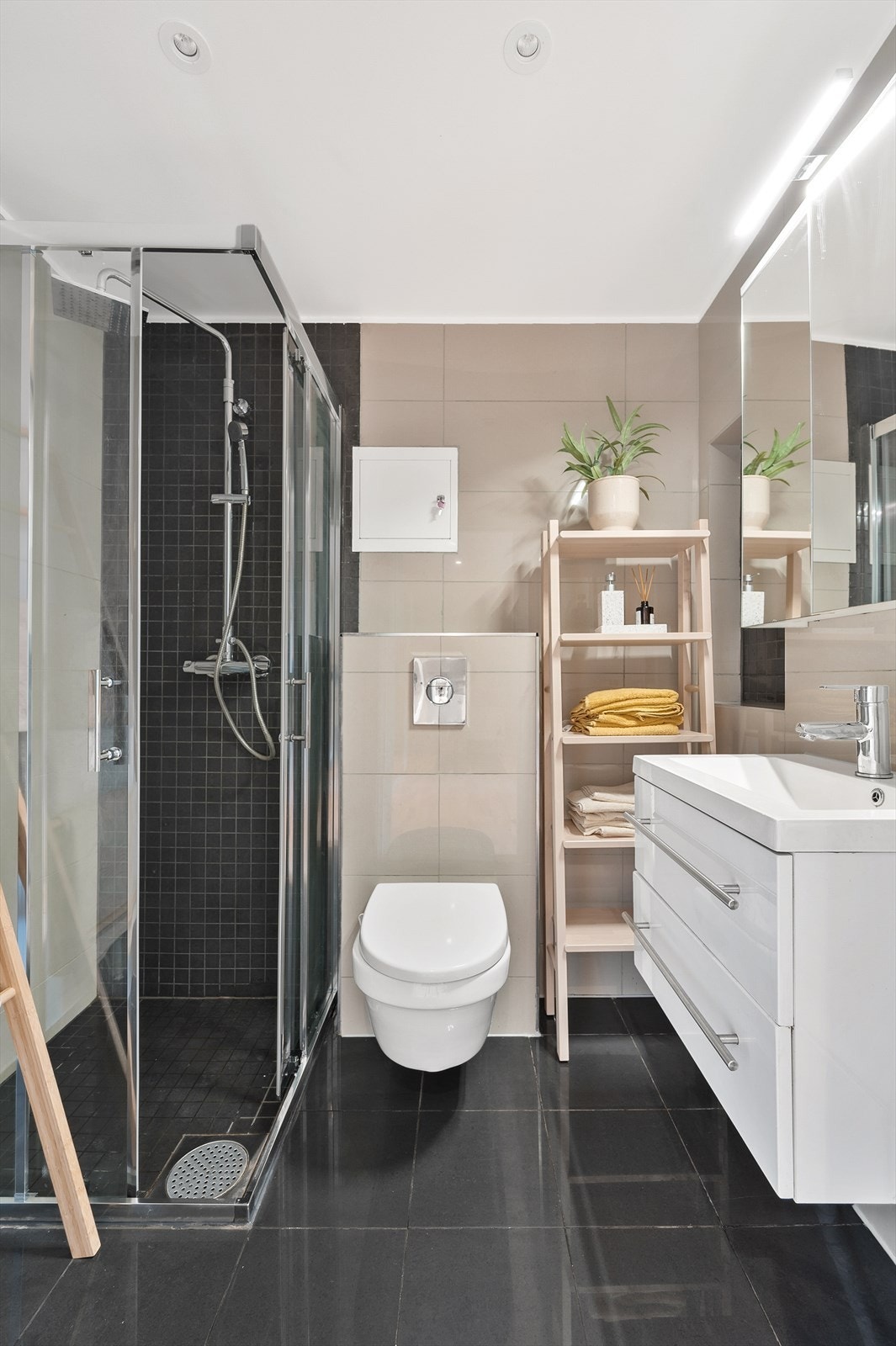 Elegant bad med fliser og dusj. Galleribilde