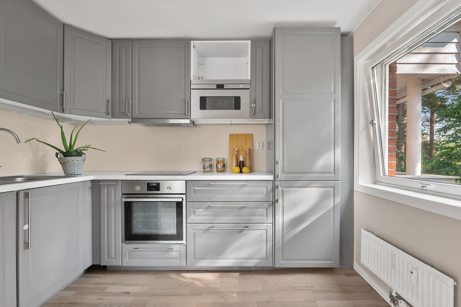 Funksjonelt kjøkken med god benkeplass. Galleribilde