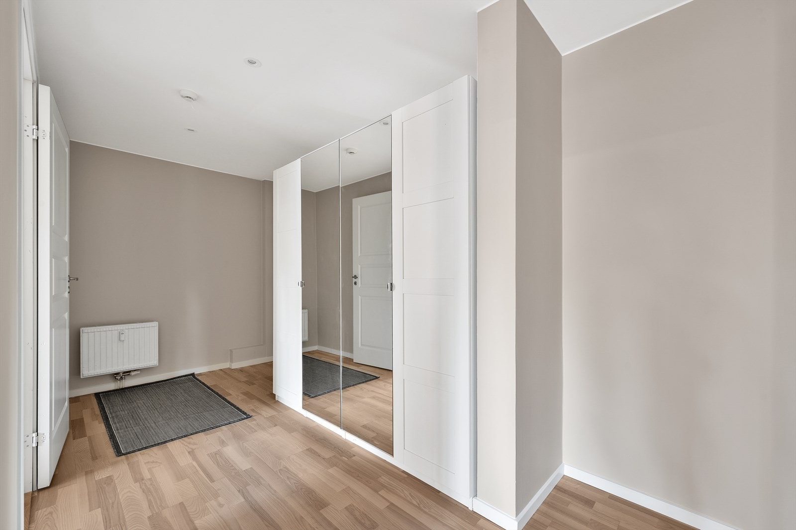 Romslig gang med speilskap. Galleribilde