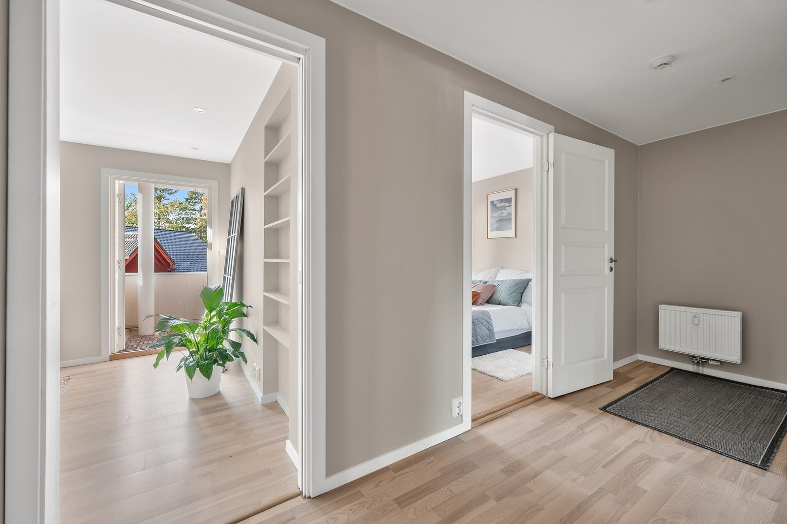 Lys gang med tilgang til soverom og balkong. Galleribilde