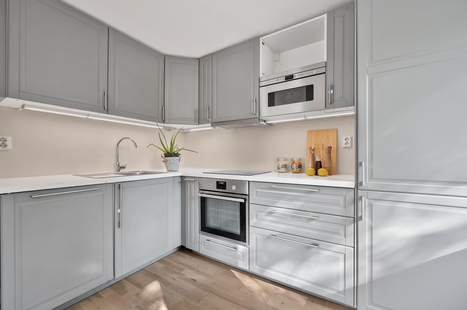 Moderne kjøkken med integrerte hvitevarer. Galleribilde