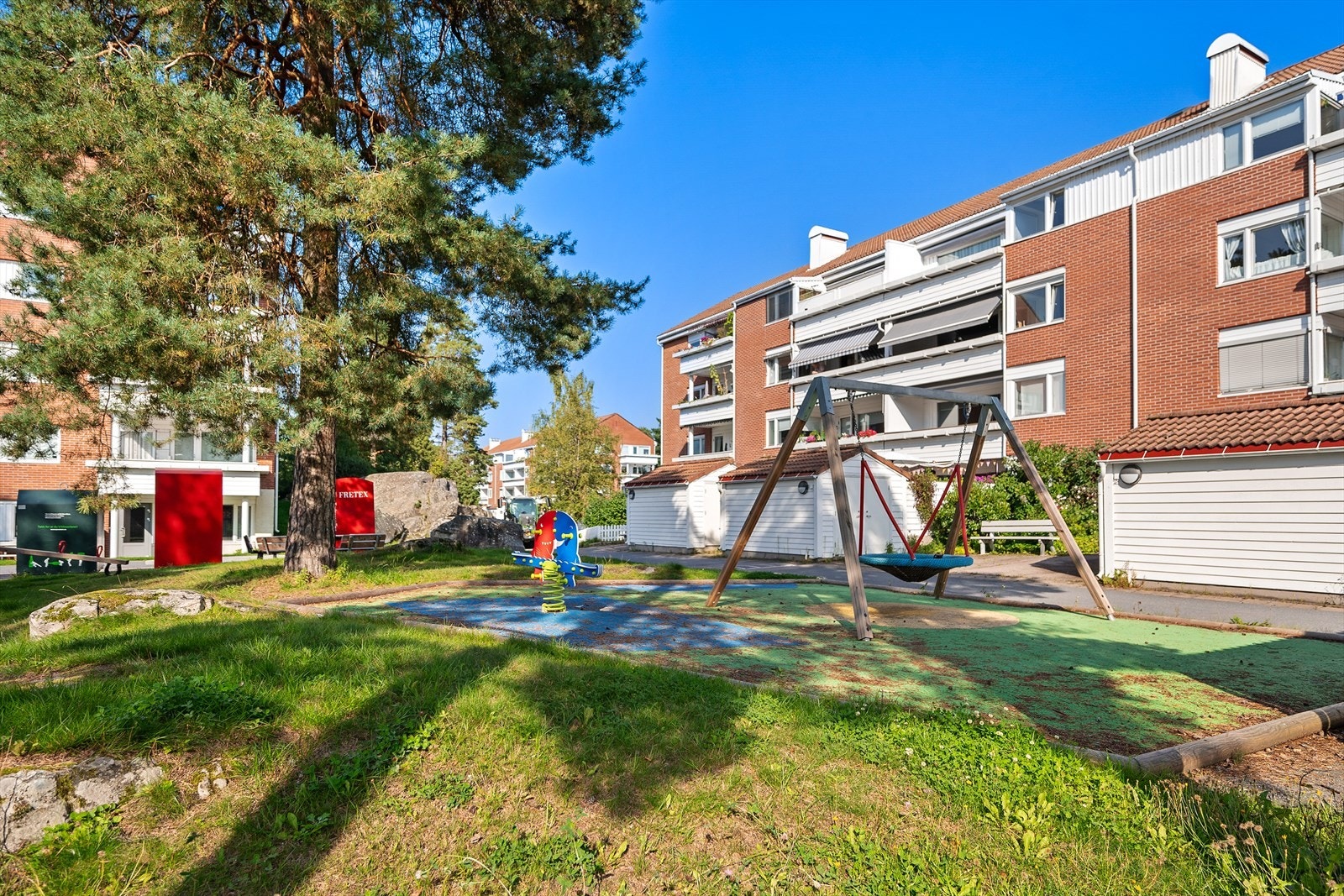 Barnevennlig område med lekeplass i nærheten. Galleribilde