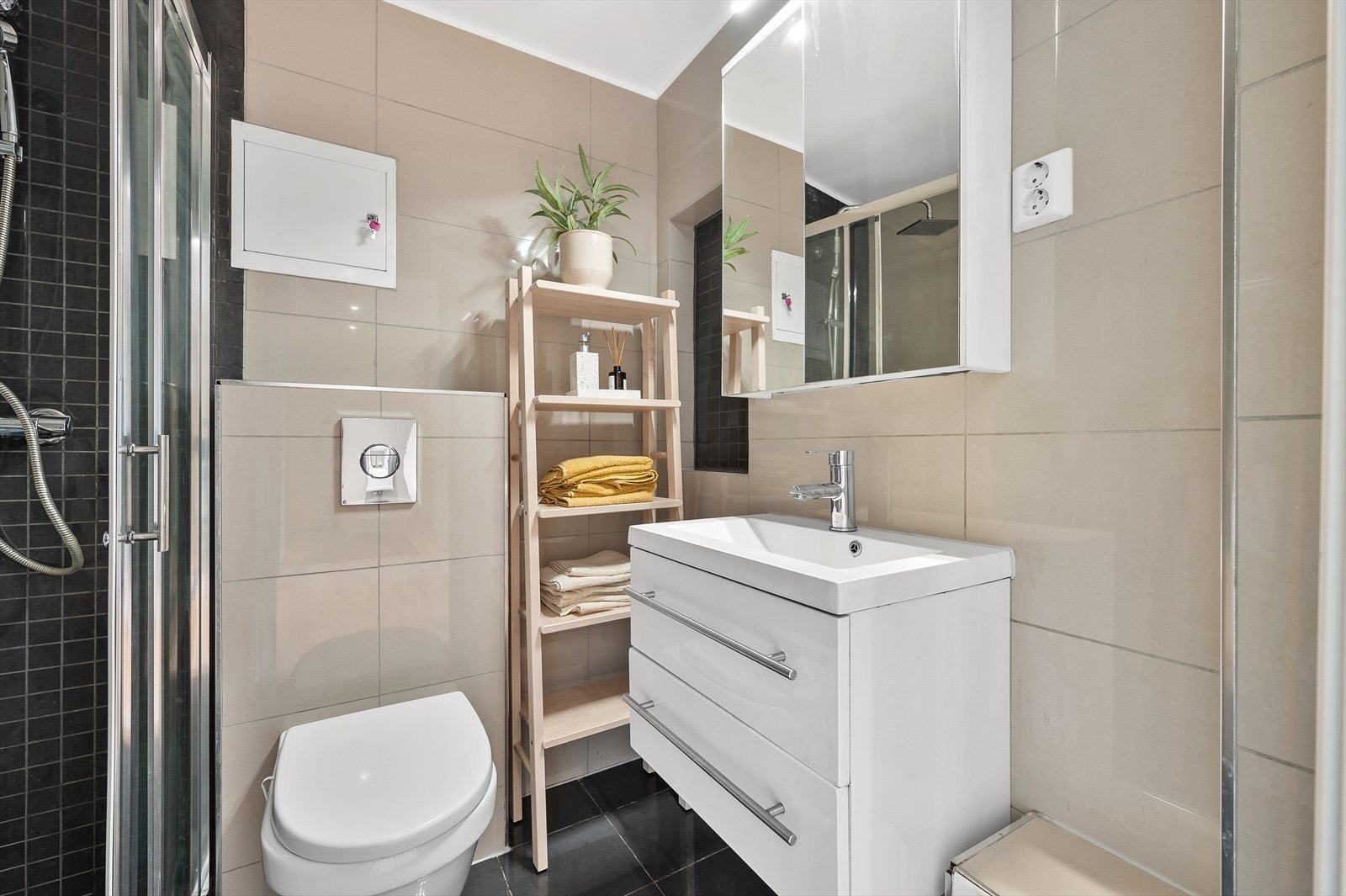 Stilrent bad med dusjkabinett og moderne innredning. Galleribilde