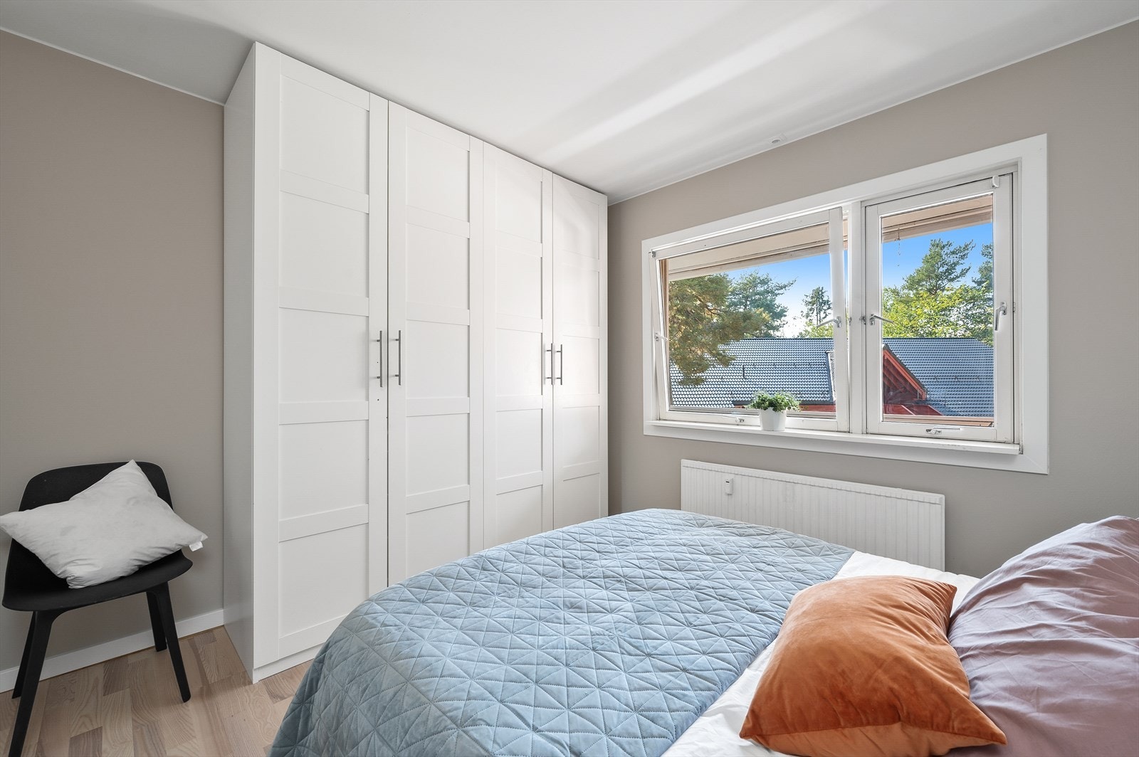 Soverom med stor garderobe og naturlig lys. Galleribilde