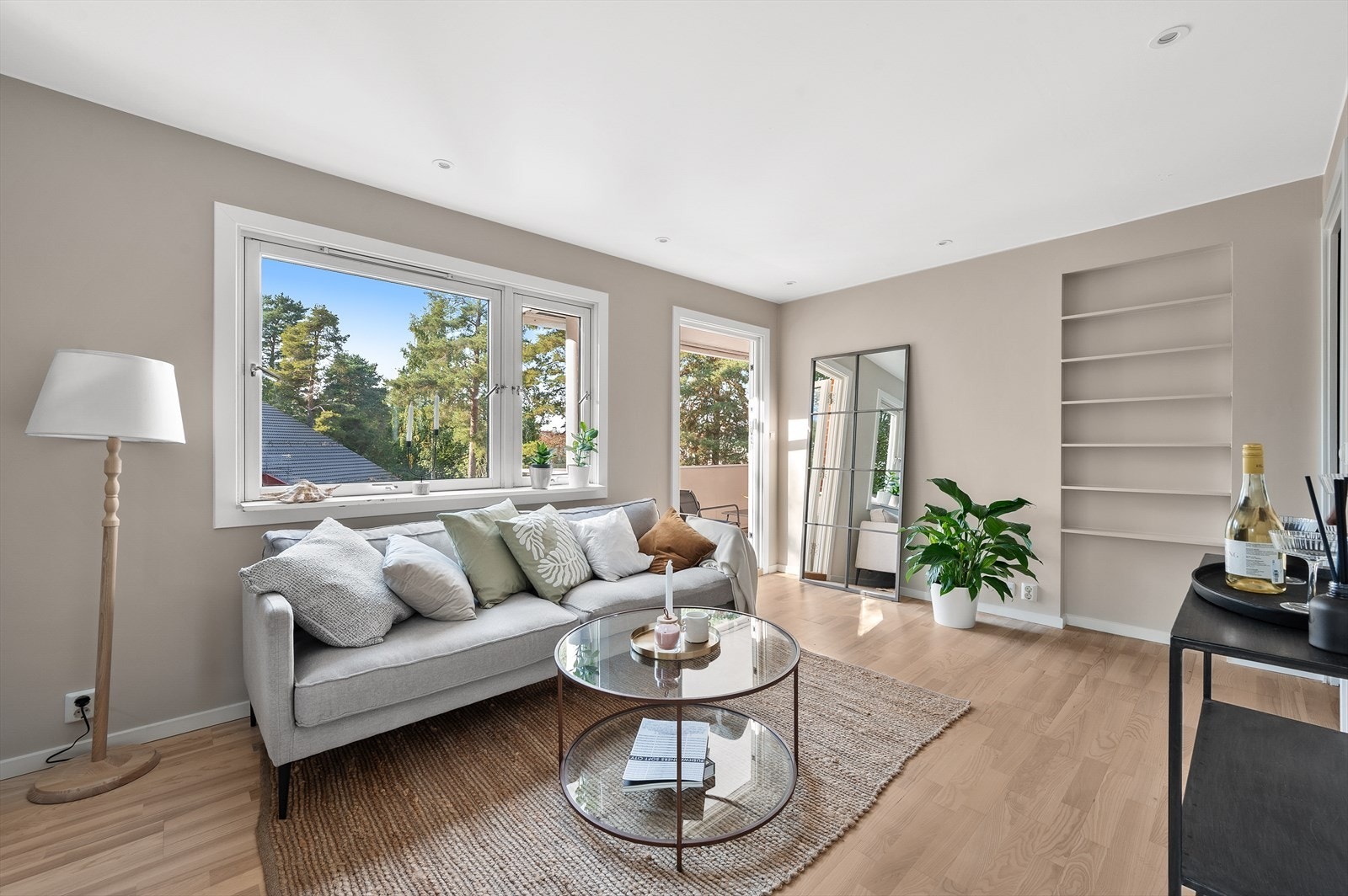 Koselig stue med tilgang til balkong. Galleribilde