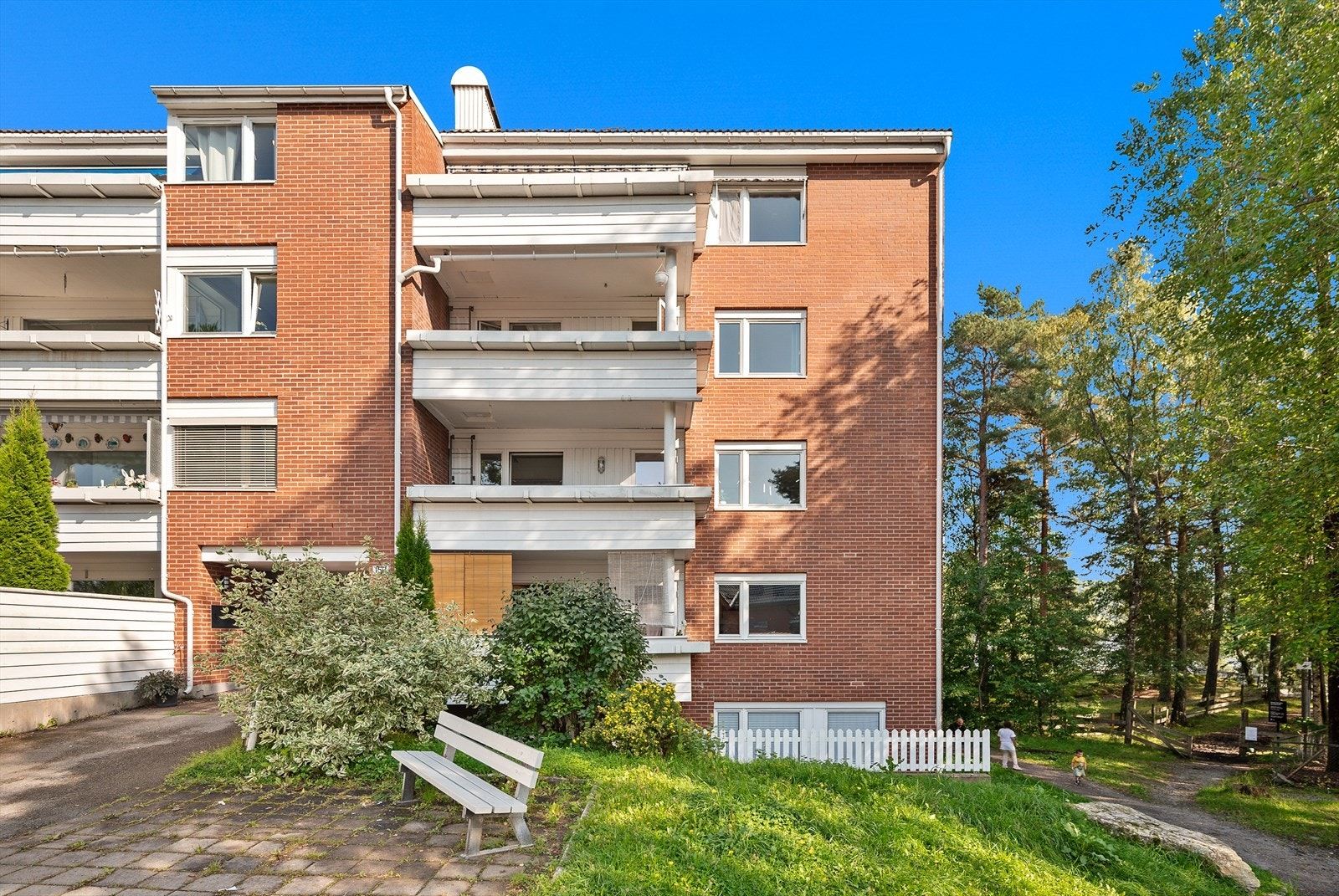 Velholdt bygg i grønne omgivelser. Galleribilde