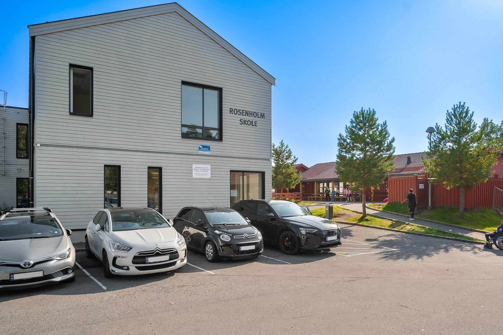 Nærhet til skole og andre fasiliteter. Galleribilde