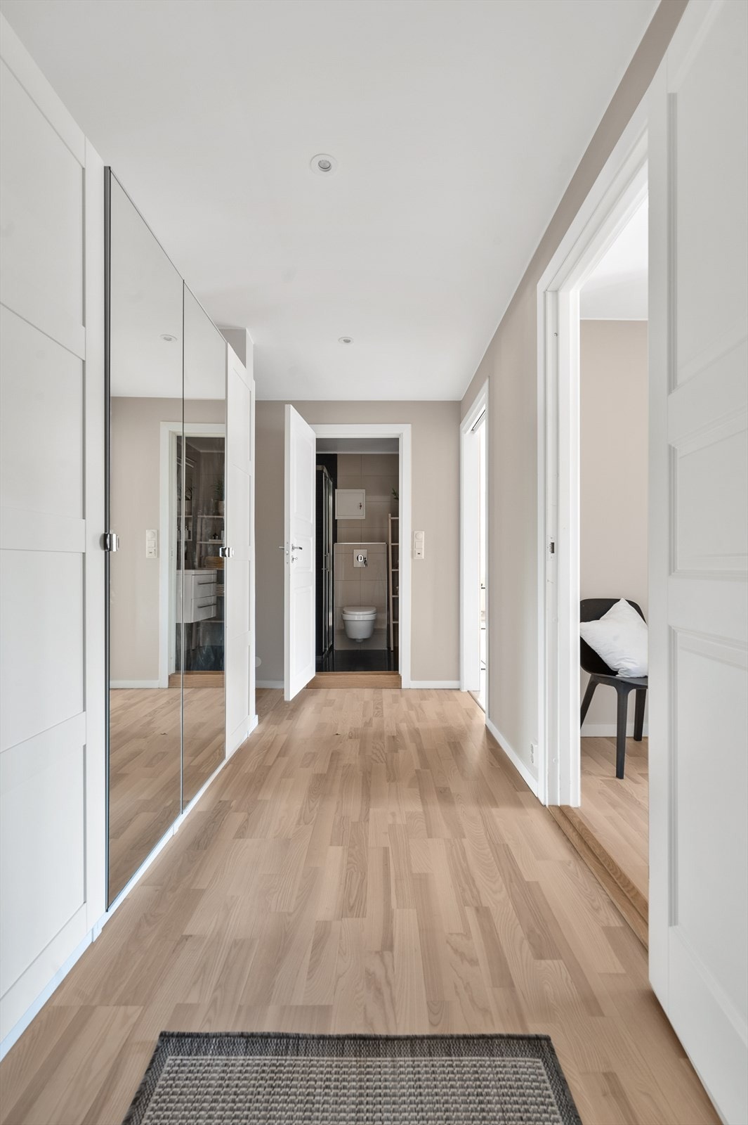 Praktisk entre med gode oppbevaringsmuligheter. Galleribilde