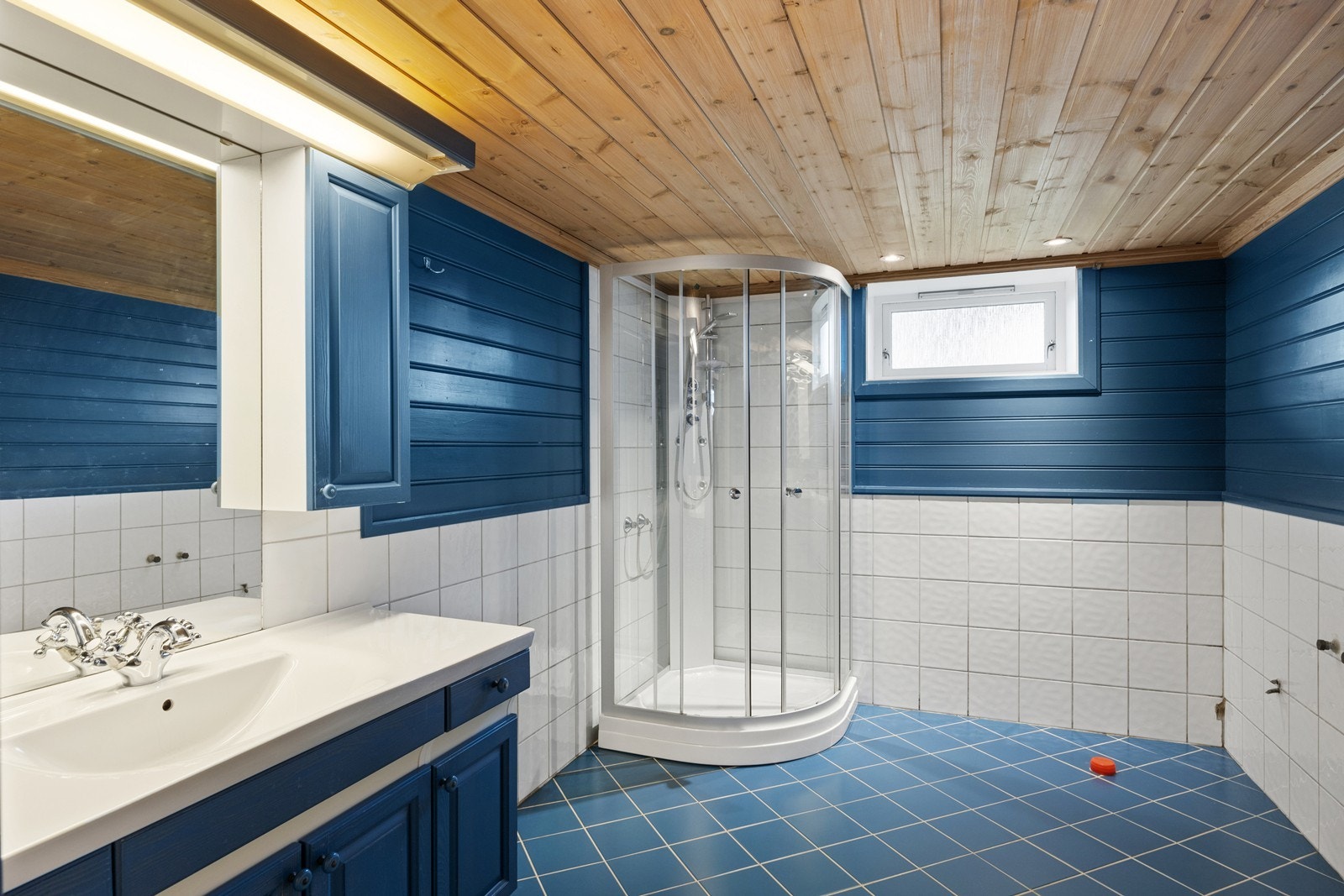 Rommet er innredet med skapinnredning med servant, dusjkabinett og wc Galleribilde