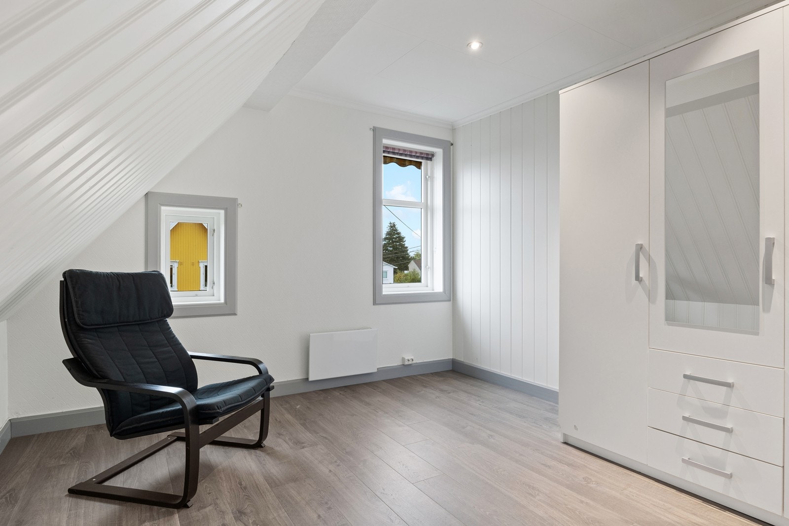 Soverom 1. i 2.etasje i lyse farger og downlights i taket Galleribilde