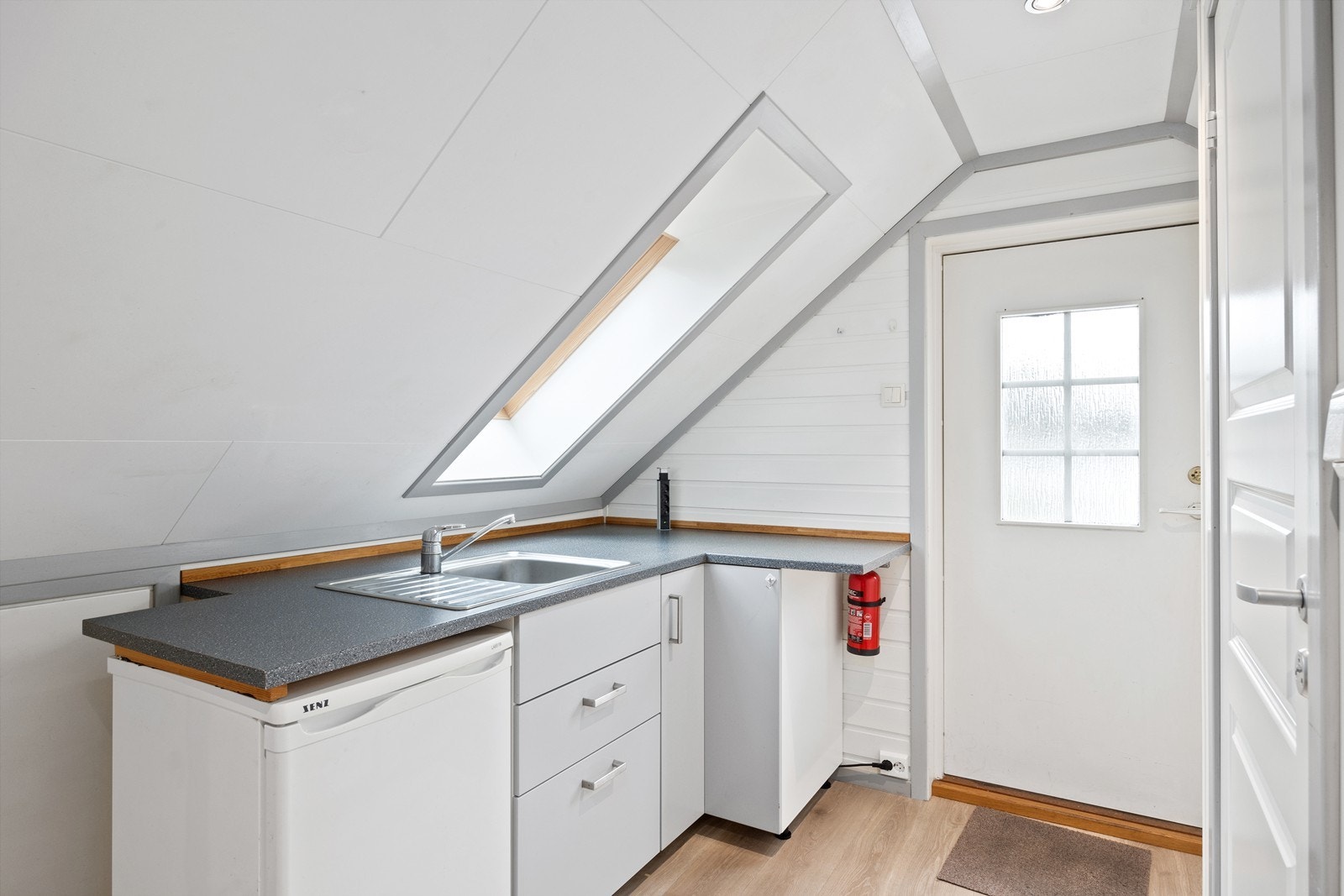 T-kjøkken i innredet rom over garasjen Galleribilde