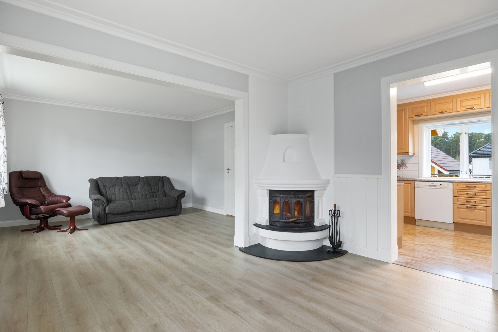 I stua er det plass til både salong og spisegruppe, hvis ønskelig Galleribilde