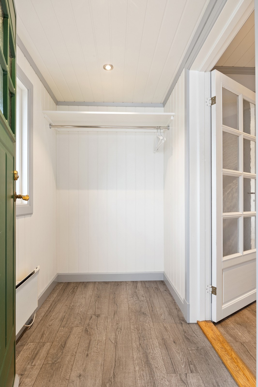 I gang/entré er det plassbygd garderobeløsning for oppheng av klær, og det er downlights i taket Galleribilde
