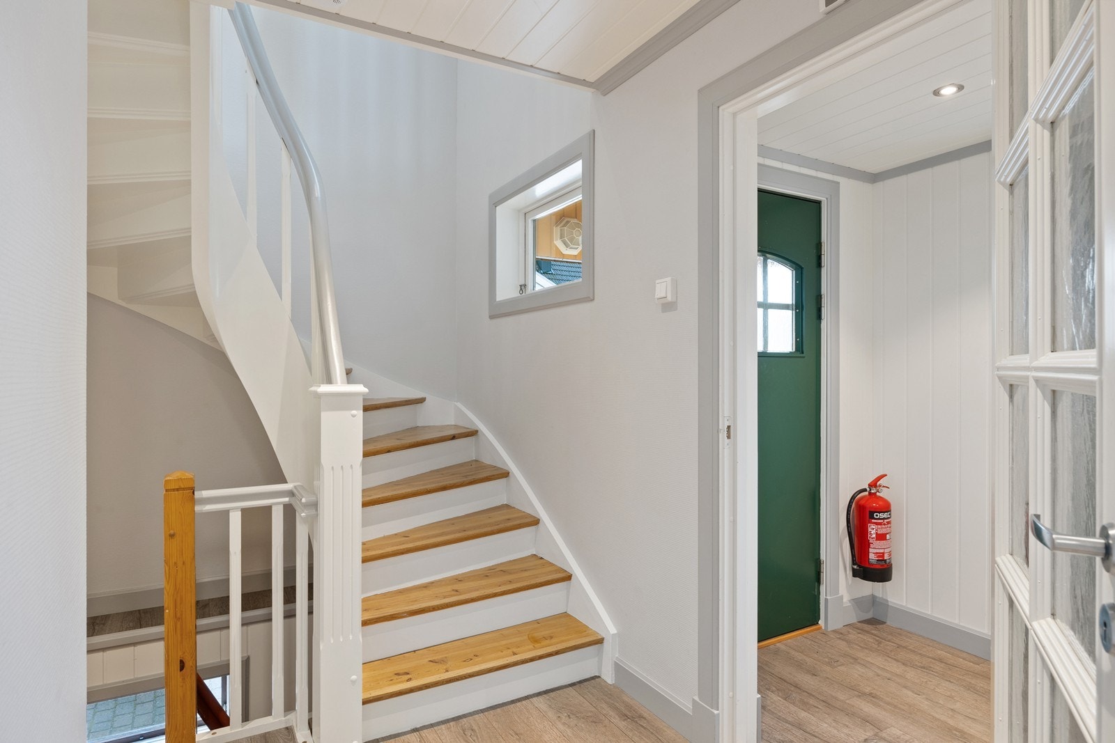 Velkommen inn i den lyse entréen og gangen - original trapp er godt bevart Galleribilde