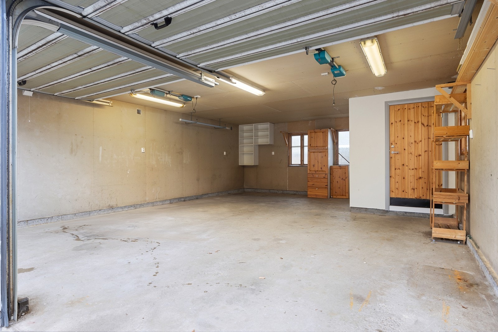 Garasje med plass til to biler og lagringsplass Galleribilde