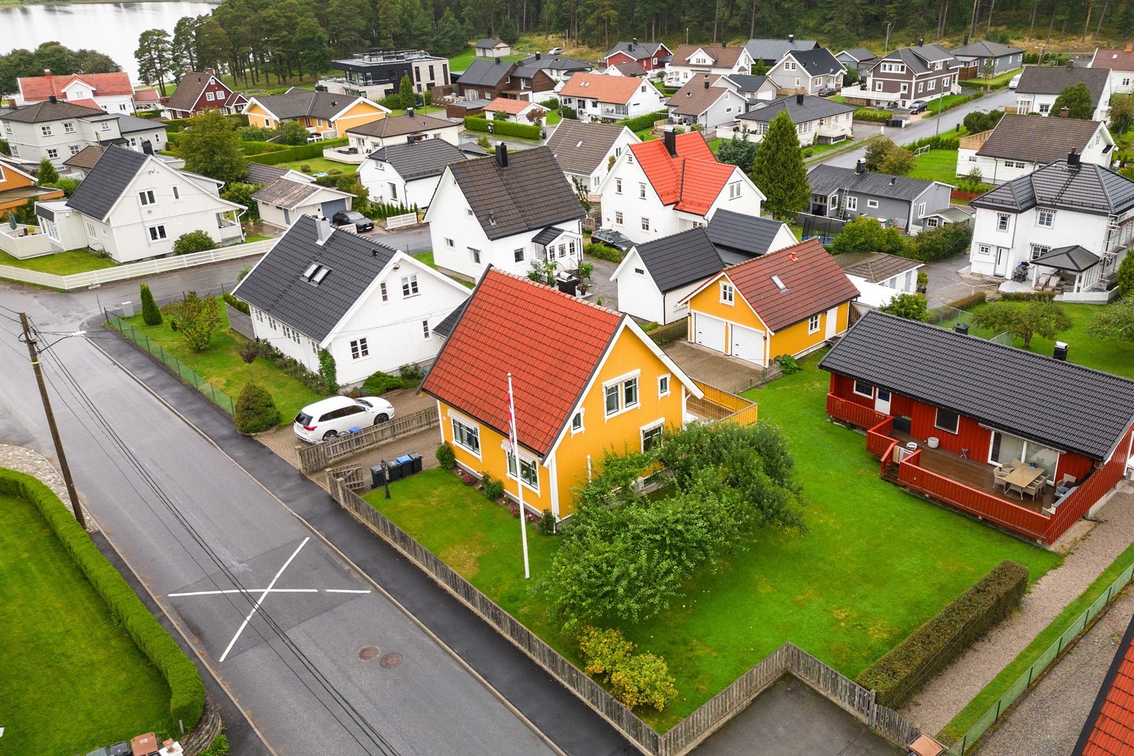 Området sett fra luften - det er kort gangavstand til Tunevannet og turområder i Landeparken Galleribilde