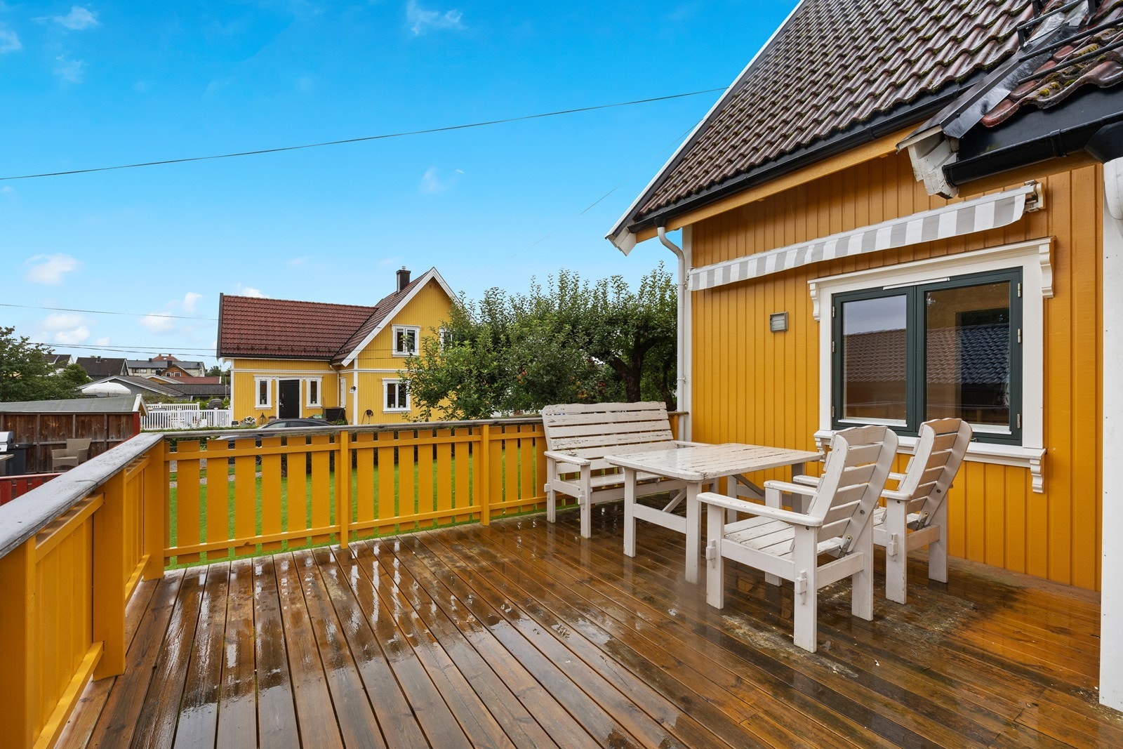 Koselig veranda, som har plass til utemøblement - og det er montert terrassemarkise Galleribilde