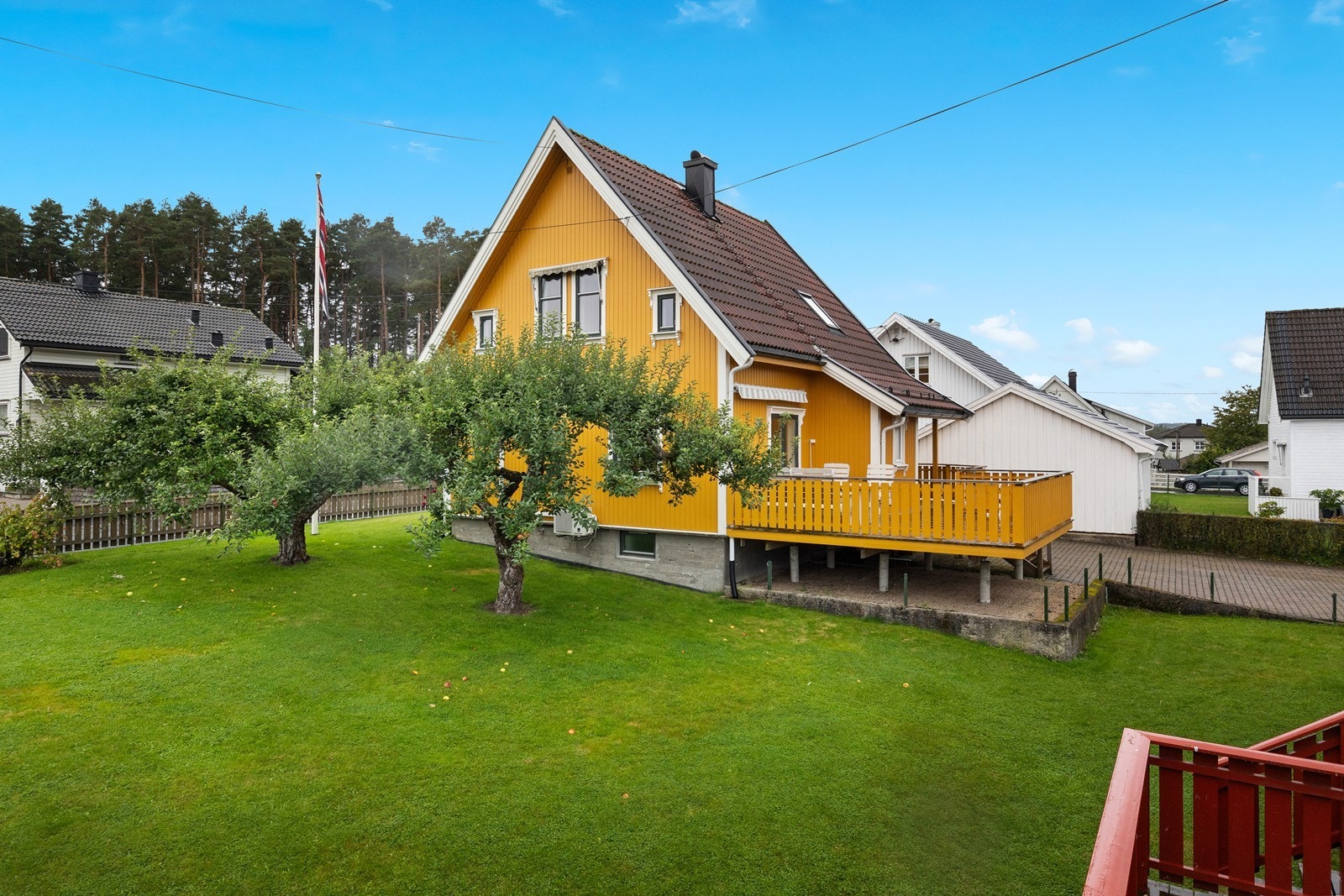 Boligen ligger romslig festetomt, som er pent opparbeidet med gressplen, beplanting og frukttrær Galleribilde