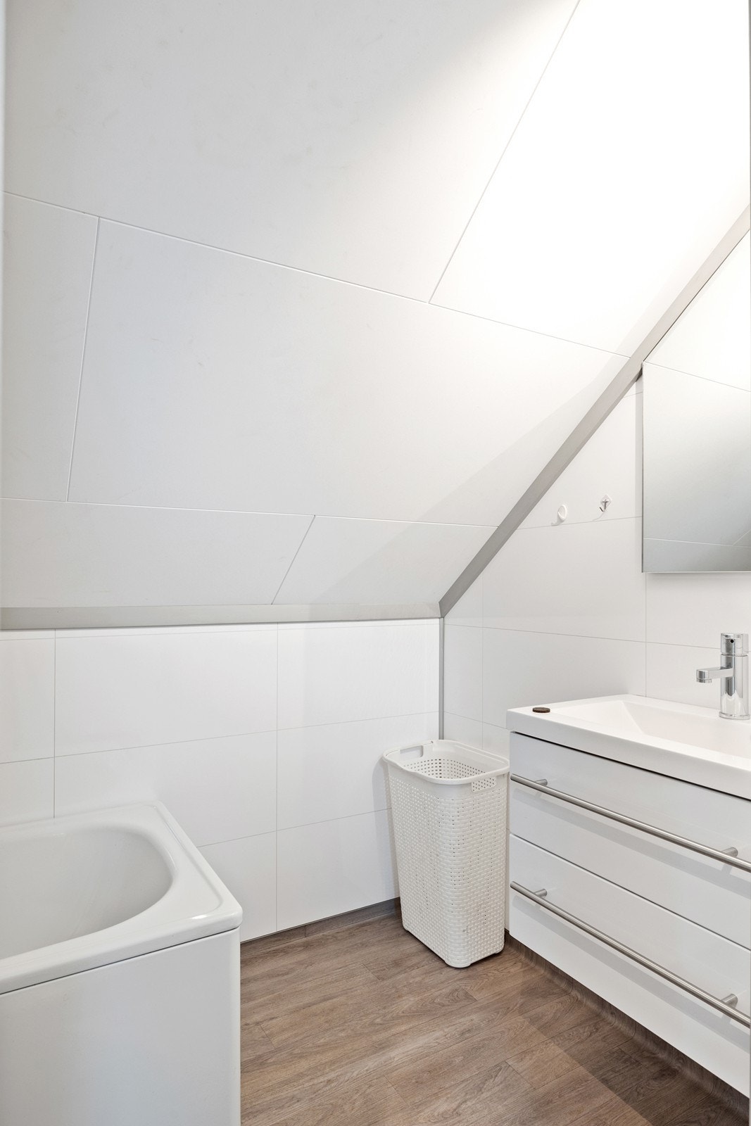 Moderne servantinnredning, samt wc og badekar Galleribilde