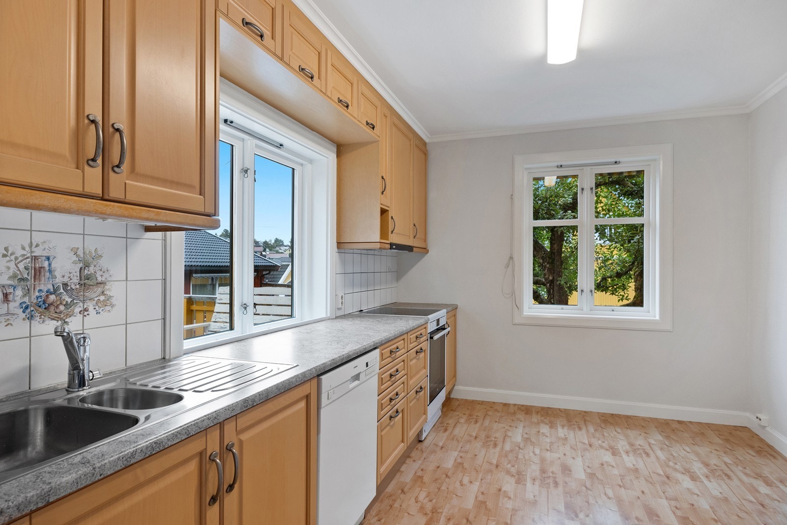 Separat kjøkken med to vinduer. Det er plass til en mindre spisegruppe på kjøkkenet hvis ønskelig Galleribilde